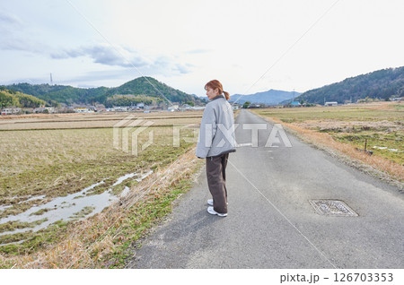 自然の中で遠くを見つめる女性 自然の中で遠くを見つめる女性 126703353