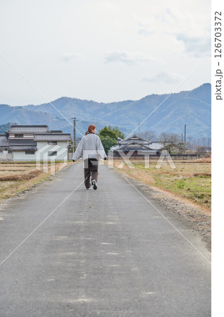 自然の中で遠くを見つめる女性 自然の中で遠くを見つめる女性 126703372