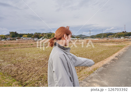 自然の中で遠くを見つめる女性 自然の中で遠くを見つめる女性 126703392