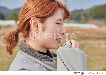 自然の中で遠くを見つめる女性 126703397
