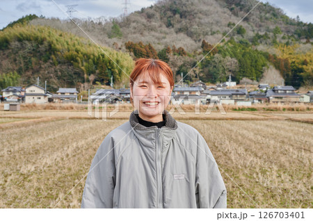 自然の中で遠くを見つめる女性 自然の中で遠くを見つめる女性 126703401