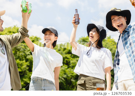 キャンプ　乾杯をする男女 126703530