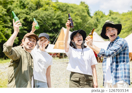 キャンプ　乾杯をする男女 126703534