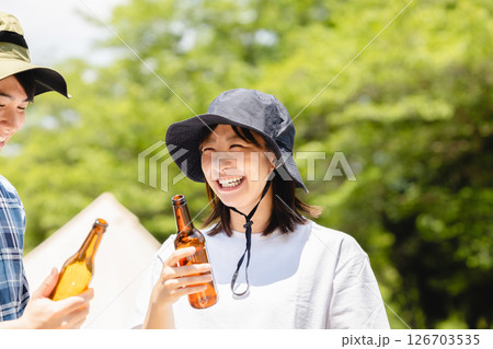 キャンプ 乾杯をする男女 キャンプ 乾杯をする男女 126703535