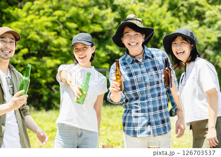 乾杯をする男女 126703537