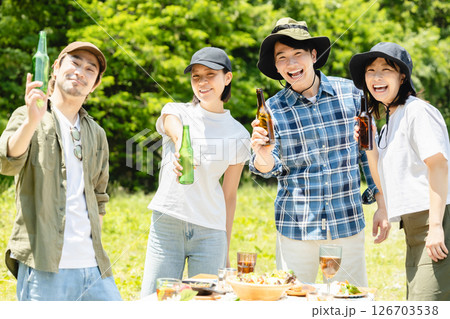 キャンプ　乾杯をする男女 126703538