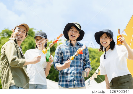キャンプを楽しむ若者 126703544