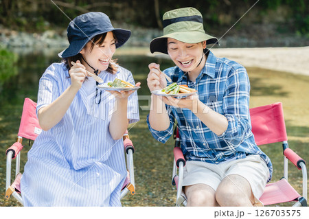 キャンプ　カレーを食べるカップル 126703575