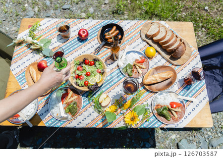 キャンプ　食事 126703587