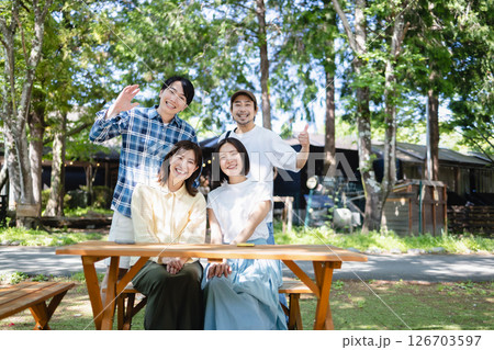 キャンプを楽しむ仲間 キャンプを楽しむ仲間 126703597