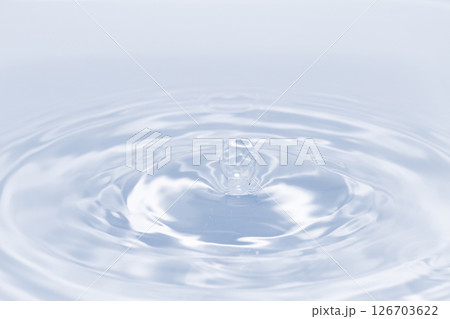水面に落ちる水滴. 126703622