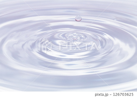 水面に落ちる水滴. 126703625