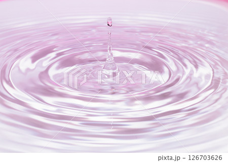 水面に落ちる水滴. 126703626