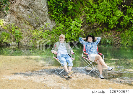 川でくつろぐ男性 126703674