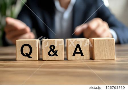 Q&Aを表す木製ブロックとビジネスマン 126703860