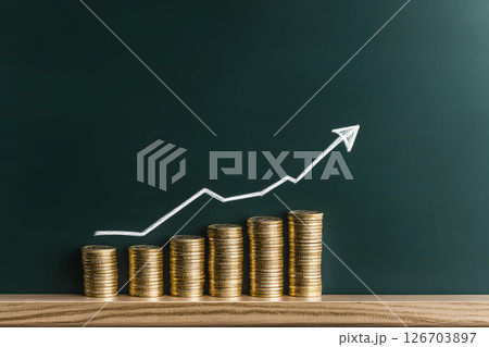 黒板に描かれた上昇グラフとコインで表現する投資の成長 黒板に描かれた上昇グラフとコインで表現する投資の成長 126703897