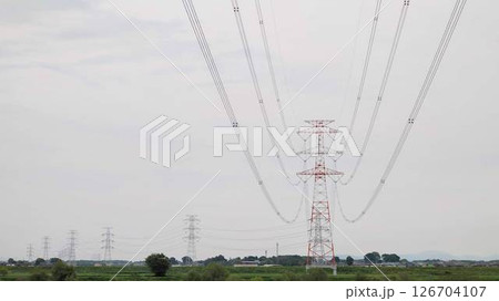 連なる送電鉄塔 126704107