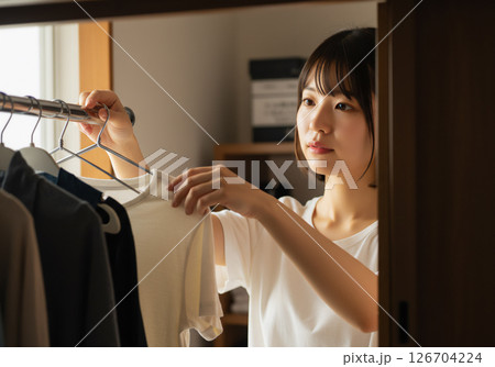 衣替えをする若い女性の日常シーン 126704224