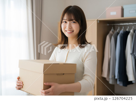 衣替えをする若い女性の日常シーン 126704225