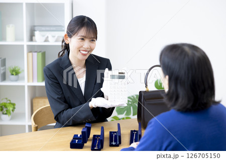 出張買取　査定をしている女性 126705150