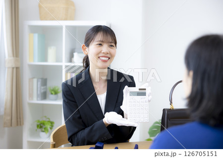 出張買取 査定をしている女性 出張買取 査定をしている女性 126705151