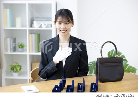 出張買取　査定をしている女性 126705153