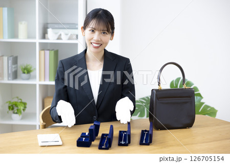 出張買取　査定をしている女性 126705154