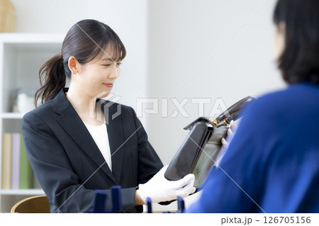 出張買取 査定をしている女性 出張買取 査定をしている女性 126705156