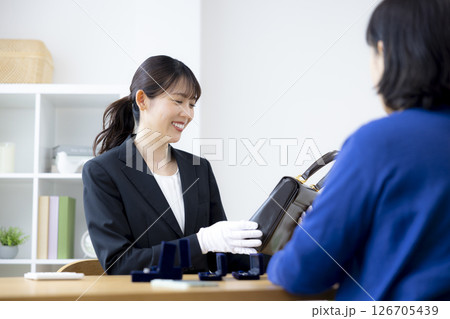 出張買取　査定をしている女性 126705439