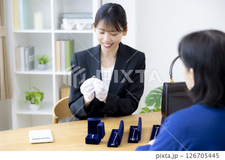 出張買取　査定をしている女性 126705445