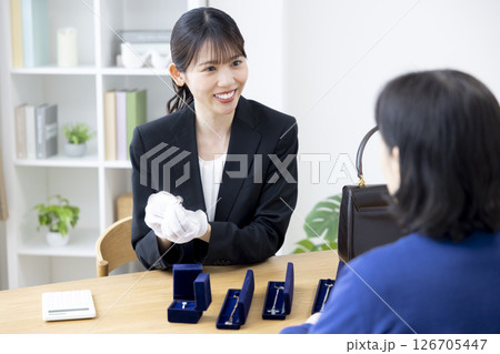 出張買取　査定をしている女性 126705447