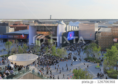 EXPO2025大阪・関西万博の大屋根リングから見るアメリカ館、フランス館 EXPO2025大阪・関西万博の大屋根リングから見るアメリカ館、フランス館 126706368