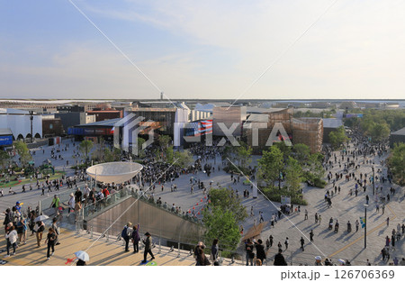 EXPO2025大阪・関西万博の大屋根リングから見るアメリカ館、フランス館、フィリピン館付近 126706369