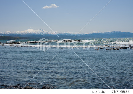 残雪の増毛山地を背に黄金岬の岩に寄せる波 残雪の増毛山地を背に黄金岬の岩に寄せる波 126706688