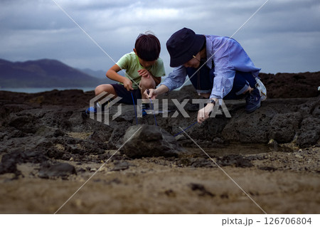 ＜素材＞磯でガサガサ（小魚捕獲）する親子 126706804