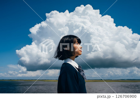 セーラー服の女子学生が海を見つめる夏の日の風景 126706900