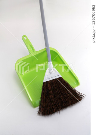 箒と塵取り 126706962