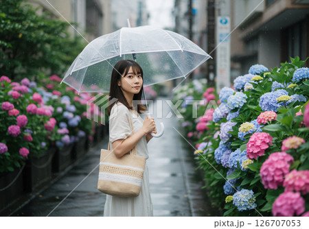 紫陽花と初夏を楽しむ女性のポートレート 126707053