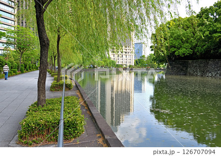 皇居の濠に映り込む大手町のビル群 126707094