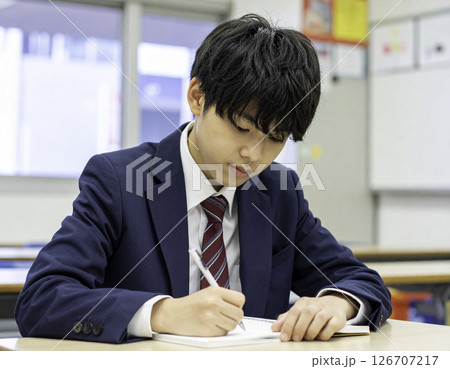 集中して学ぶ高校生の横顔 126707217