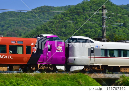 鉄道 列車 山陰本線 京都口 嵯峨野線 特急 新緑 田園 田んぼ 水鏡 鉄道 列車 山陰本線 京都口 嵯峨野線 特急 新緑 田園 田んぼ 水鏡 126707362
