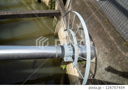 川の水道管にある歩行防止柵 川の水道管にある歩行防止柵 126707484