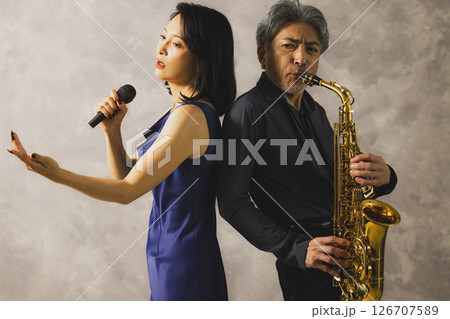 サックスを吹く男性と歌う女性 126707589