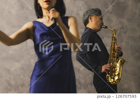 サックスを吹く男性と歌う女性 126707593