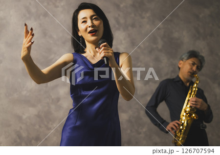 サックスを吹く男性と歌う女性 126707594