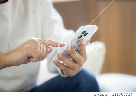 ソファーでスマホを使う髭男性 ソファーでスマホを使う髭男性 126707714