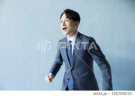 走り出すビジネスマン 126708010