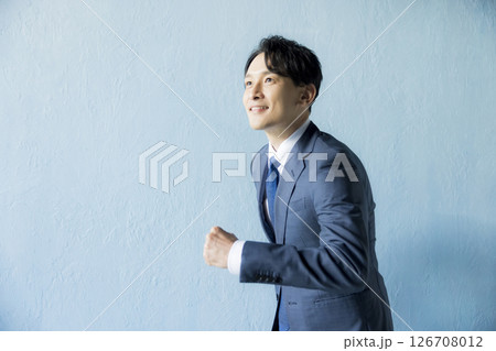 走り出すビジネスマン 走り出すビジネスマン 126708012