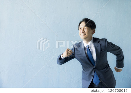 走り出すビジネスマン 126708015