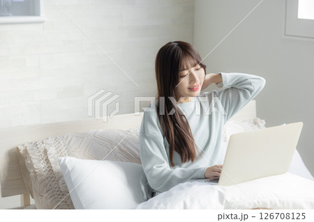 ベッドでパソコンをする女性 126708125